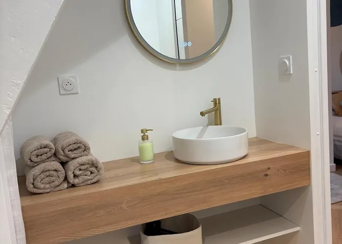 Aparté Théâtre, Studio au Cœur de Laval Appartamento